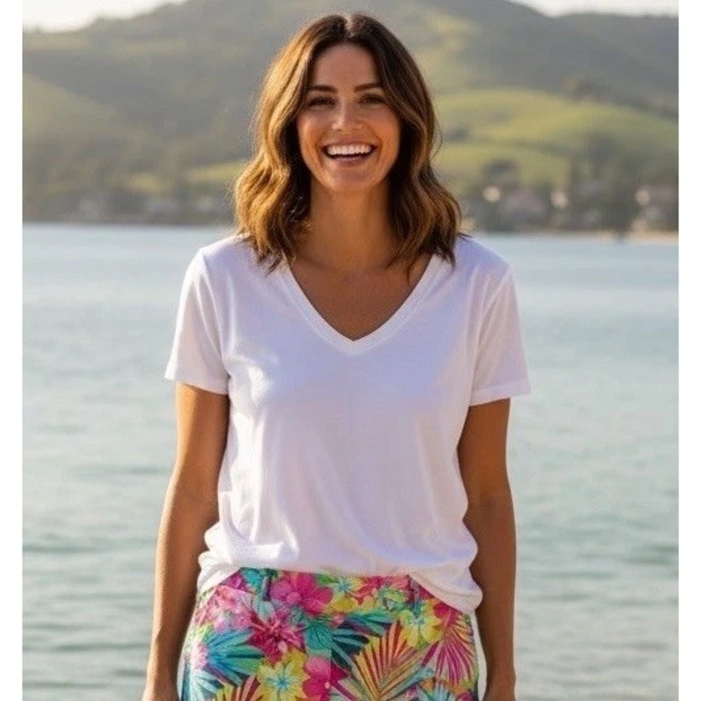 New Lilly Pulitzer M Michele V-Neck Top Resort White T Shirt Blouse Size Medium
